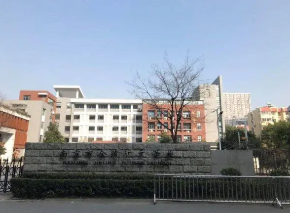 金陵中學(xué)河西分校地址，乘車(chē)路線(xiàn)