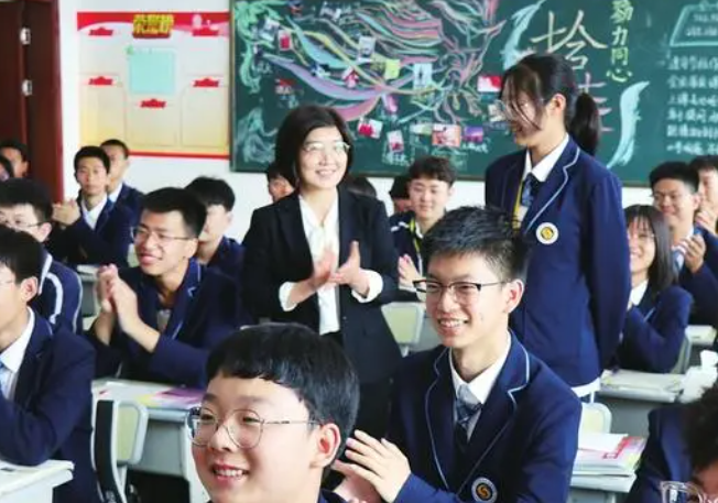 五四耀風(fēng)華 青春譜華彰——河南新聞出版學(xué)校4集體7個人分別榮獲河南省直團(tuán)工委、河南省教育廳“兩紅兩優(yōu)”五四表彰