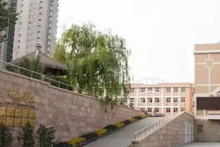 青島城市管理職業(yè)學(xué)校地址，乘車路線