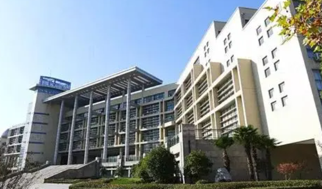 鹽城市第一中學(xué)地址，乘車路線