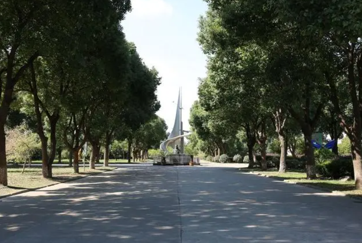 費俊龍中學(xué)地址，乘車路線