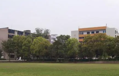 昆明2023年中專學(xué)?？刹豢梢钥即髮W(xué)