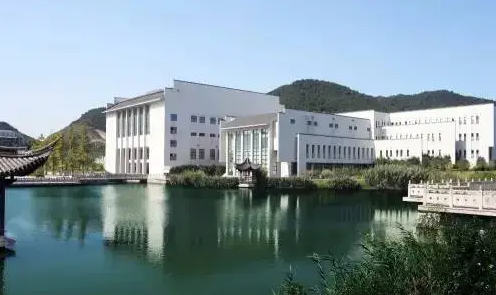 寧波外國語學(xué)校地址，乘車路線