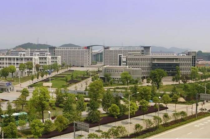 浙江省江山中學(xué)地址，乘車路線