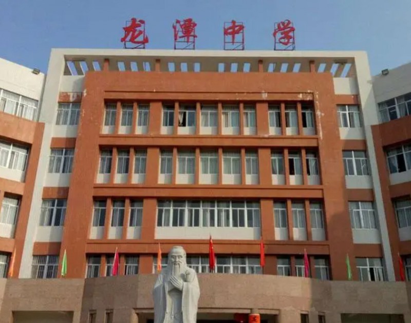 北京市龍?zhí)吨袑W(xué)地址，乘車路線