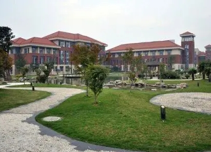 中國傳媒大學(xué)附屬中學(xué)地址，乘車路線