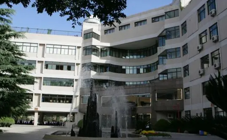 首都師范大學(xué)附屬中學(xué)地址，乘車路線