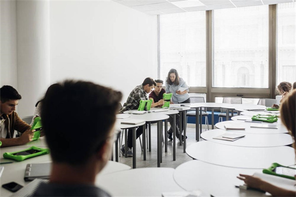 信陽師范大學VS上海中僑職業(yè)技術大學哪個實力更強？