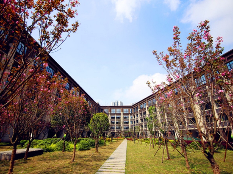 重慶市楊家坪中學(xué)地址，乘車路線