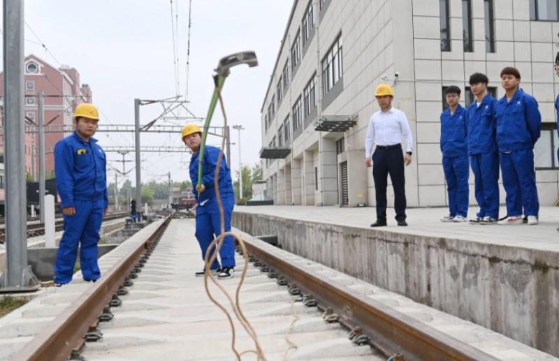 湖北2024年中專鐵路學(xué)?？梢钥即髮? width=