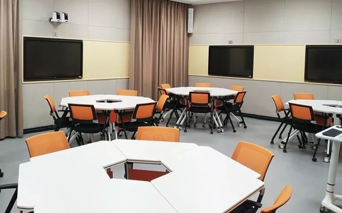校園文化教育 助力新生啟航——鄭州藝術(shù)幼兒師范學(xué)生2024級(jí)新生入學(xué)教育之校史館圖書館非遺館參觀剪影