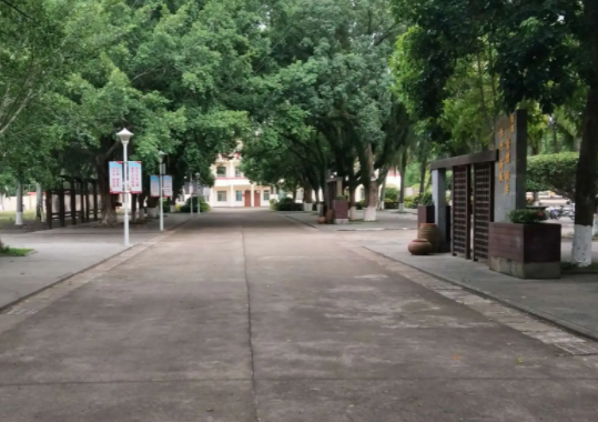 探尋“最閃亮的星” 鄭州市信息技術(shù)學(xué)校學(xué)子走進(jìn)武警總隊參觀學(xué)習(xí)