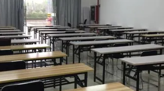 肇慶工業(yè)貿(mào)易學(xué)校舉行2024-2025學(xué)年第一學(xué)期“文明班級”、“文明/最美宿舍”、“三好學(xué)生”和“2024年度國家獎學(xué)金”頒獎儀式